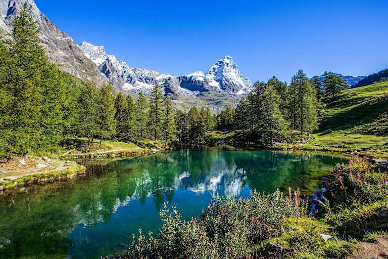 Der Lago Blu mit toller Sicht auf das Matterhorn im Aostatal in Italien.