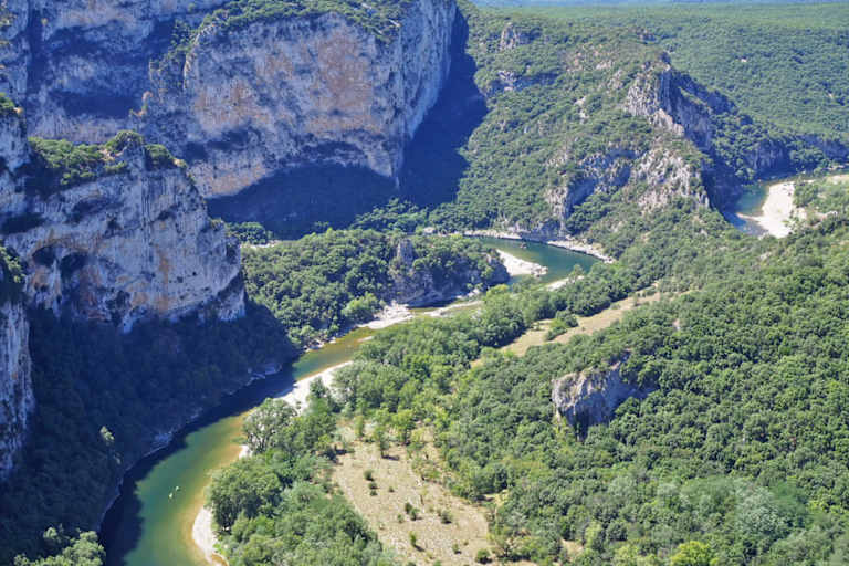 Auf 125 km schlängelt sich die Ardèche durch den gleichnamigen Naturpark.