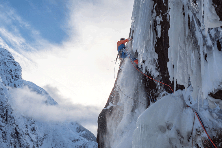 Dani Arnold klettert neue Route durch das Eis der westlichen Schöllenenwand