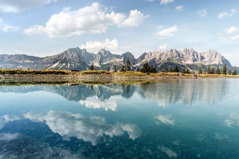 Der Astbergsee mit dem Wilden Kaiser