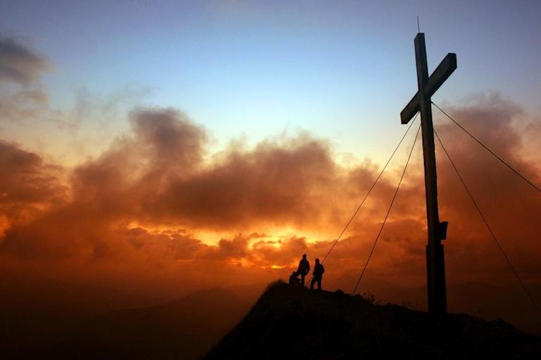 Sonnenaufgangsstimmung am Gipfel der Kanisfluh im Bregenzerwald (2.044 m)