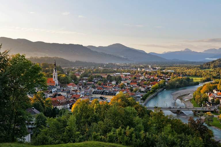 Blick vom Kalvarienberg über Isar und Bad Tölz in Oberbayern