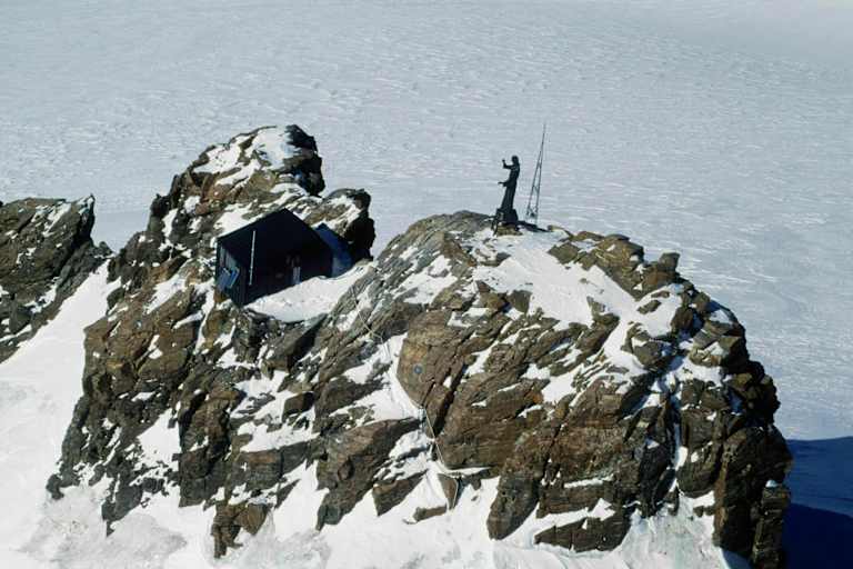 Balmenhorn im Monte-Rosa-Massiv mit Christusstatue und Biwak
