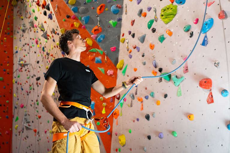 So sicherst du beim Sportklettern richtig: in der Halle und am Fels