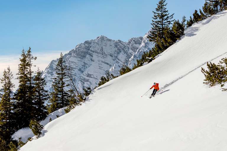Schifahrer zieht die ersten Spuren im Neuschnee