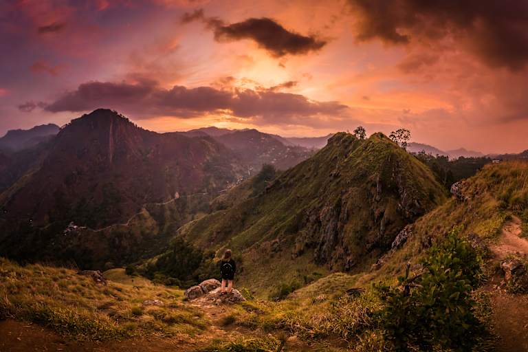 Natur: Frau vor Bergpanorama
