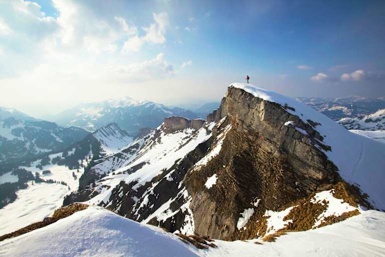 Österreich: Bergsteiger vor Alpenpanorama