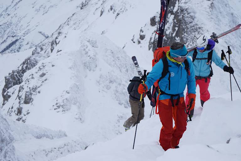 Alpine Jobs: Bergführer mit Gruppe auf Skitour