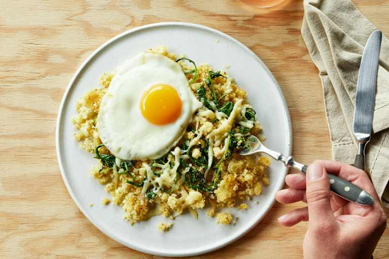 Riebelmais mit Rauke und Bergkäse