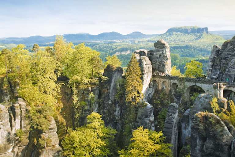 Von der Basteibrücke im Elbsandsteingebirge genießt man eine wundervolle Aussicht.