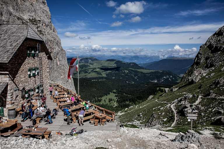 Auf der Sonnenterrasse der Langkofelhütte: die Seiser Alm zu Füßen.