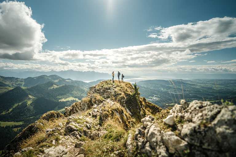 Drei Bergsteiger auf einem Gipfel der Voralpen im Kanton Freiburg.