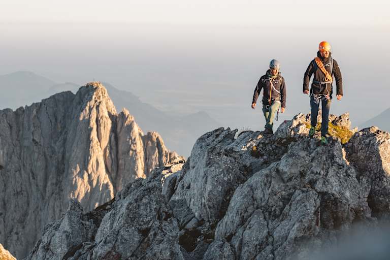 Zwei Bergsteiger überschreiten den Treffauer.