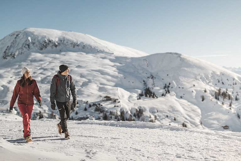 Winterspaziergang durch Meran & Umgebung: In der schneeweißen Natur entfaltet sich die unberührte Idylle, perfekt für entspannte Momente.