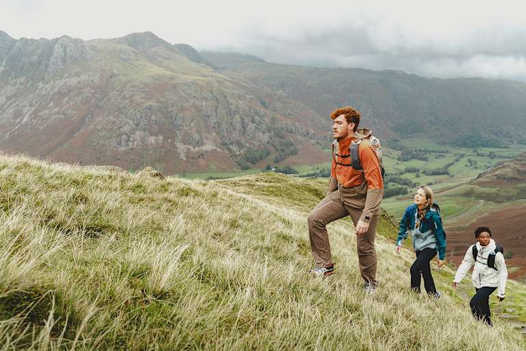 Nach Feierabend auf Entdeckungstour: Wie verraten, wie After-Work-Wandern deine Woche bereichert.