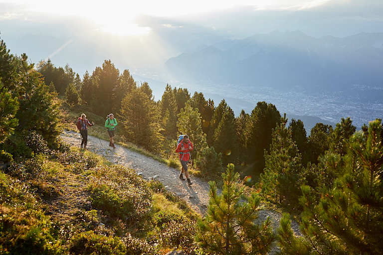 Zahlreiche Wanderwege schlängeln sich durch Innsbrucks Regionen.