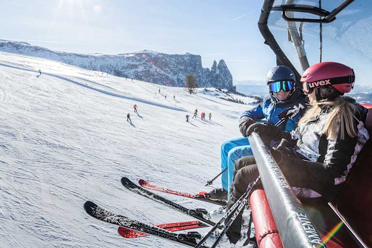 Hoch über der Piste die Seele baumeln lassen, während die Sonne auf den glitzernden Schnee scheint - das ist in der Dolomitenregion Seiser Alm möglich.