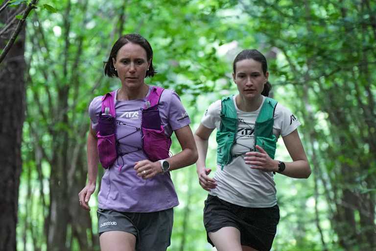 Sandra Saitner und Nici laufen im Wald.