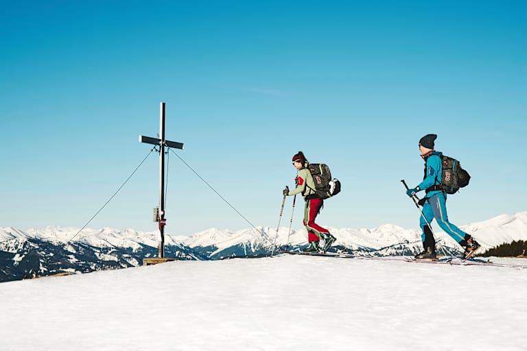 Ein Panorama wie aus dem Bilderbuch präsentiert sich Skitourengehern am Gipfel des Rosenkogel. Als Höhepunkt und idealer Fotospot wartet das Gipfelkreuz.
