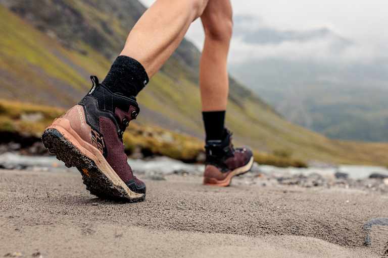 Der LOWA® EXPLORER GTX MID für Damen auf einem sandigen Gelände.