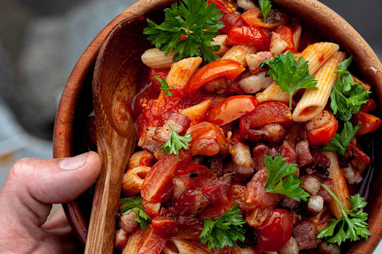 Camping Rezept Pasta Tomaten Speck Bohnen