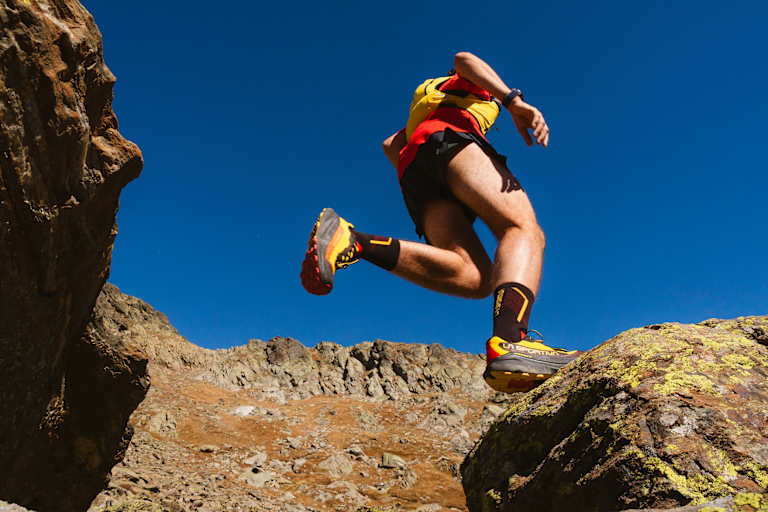 EIn Trailrunner läuft im Sommer mit Trailrunning-Schuhen von La Sportiva in der Natur