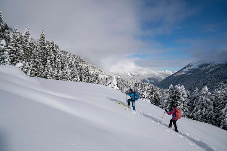 Skitourengeher im Gelände