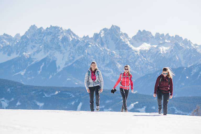 Drei Frauen beim Winterwandern im Gsiesertal