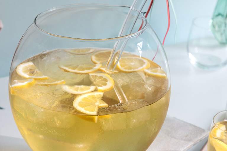 Die Waldmeisterbowle ist eine traditionelles Getränk im Mai.