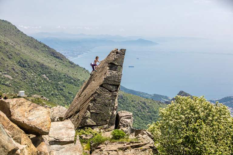 Felsnadel an der Ligurischen Küste