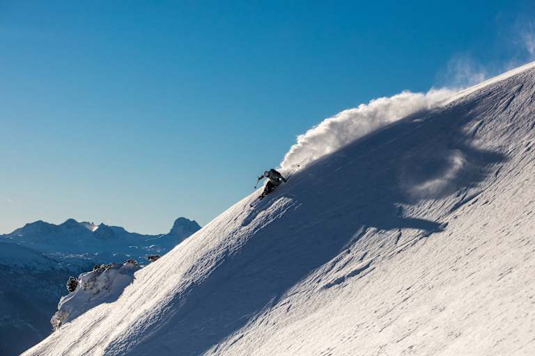 Skifahrer im freien Gelände