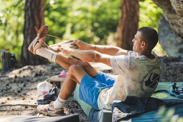 Paul Malzer beim Aufwärmen, Bouldern Wachau, Niederösterreich