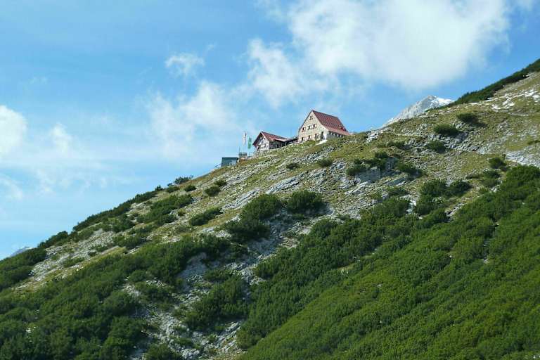 Die Bettelwurfhütte thront über dem Inntal.