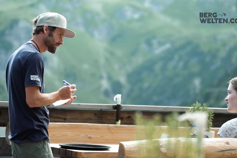 Neo-Hüttenwirt Christoph Schimpfössl beim Aufnehmen einer Bestellung