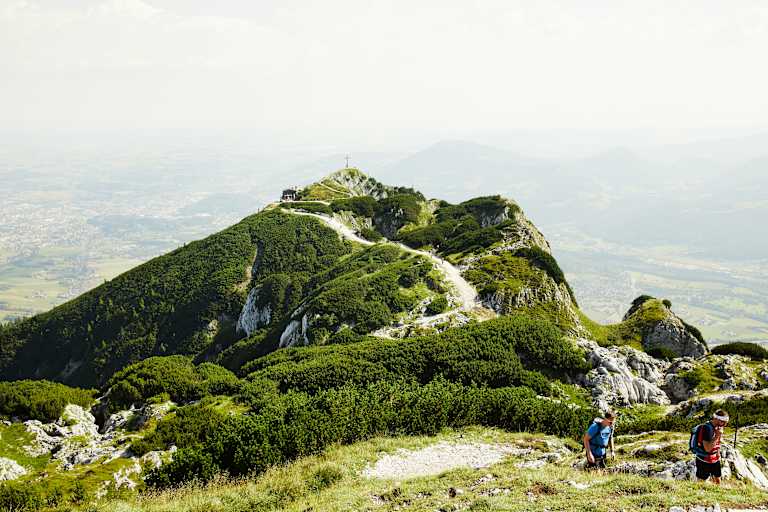 Blick vom Salzburger Hochthron am Untersberg auf Gipfelkreuz Geiereck (1.805 m) und Hochalm , Salzburg