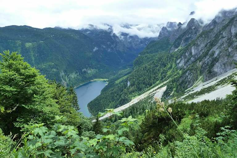 Blick von oben auf den Gosausee und die dahinter liegende Gosaulacke.