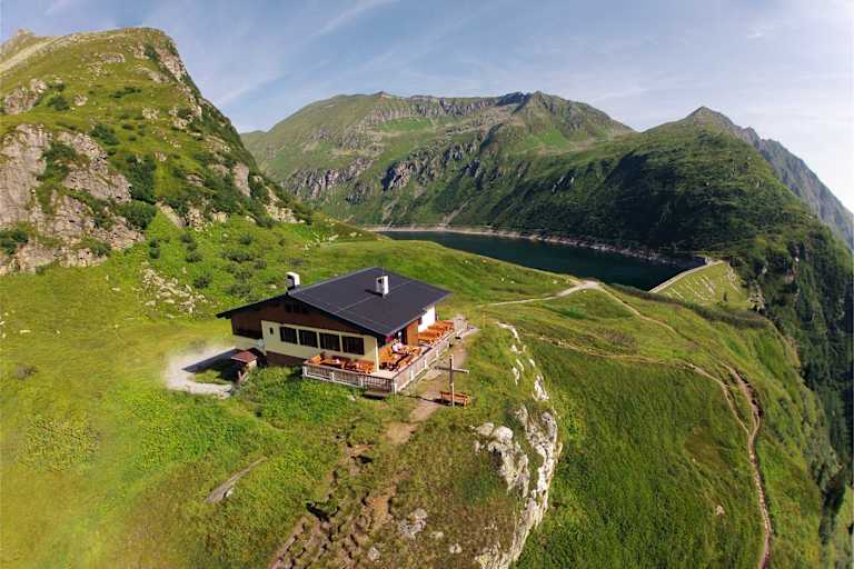Bockhartseehütte mit See und Wiese