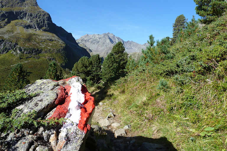 Bodenmarkierung eines Bergweges im Sellraintal in Tirol