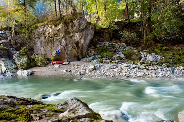 In den Bouldergebieten Fuchsloch und Bach bouldert es sich dank der kühlen Saalach selbst im Sommer hervorragend