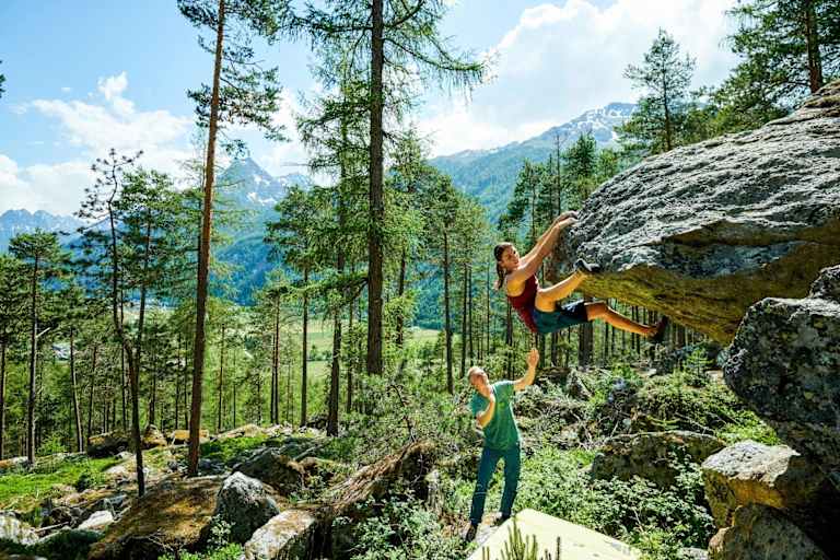 Babsi Bacher klettert einen Überhang