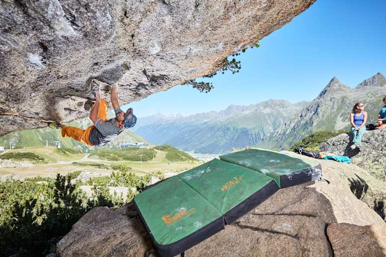 Bernd beim Bouldern im Silvapark