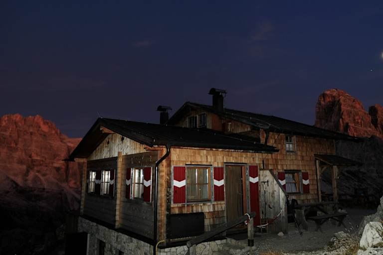 Büllelejochhütte in den Dolomiten in Südtirol bei Nacht