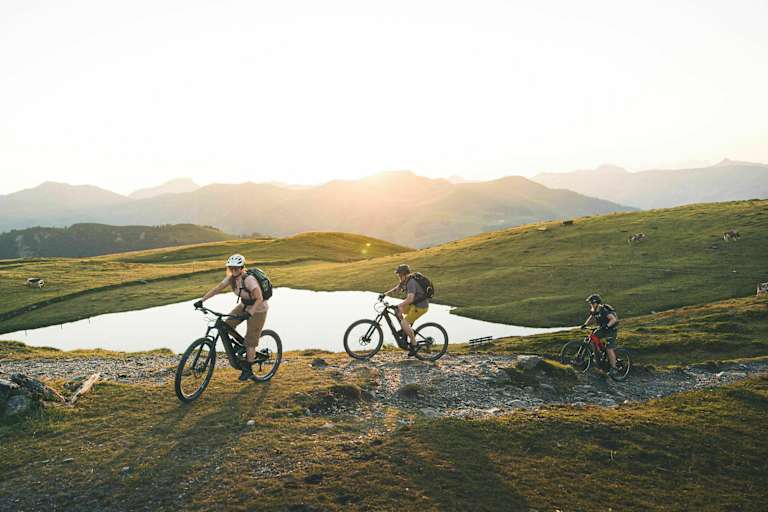 Spüre den Fahrtwind und die goldene Herbstsonne auf deiner Haut – bei der E-Bike Experience in Saalbach Hinterglemm Leogang Fieberbrunn steht das Erlebnis im Vordergrund.
