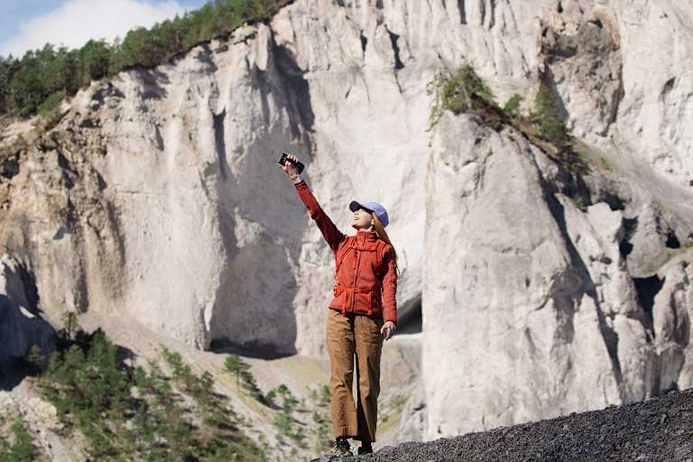Die Auswahl an Outdoor-Bekleidung und Ausrüstung bei Zalando ist riesig: Da findet man alles, was man braucht. Rucksack: Norrøna, Jacke: Patagonia, Hose: Patagonia, Kappe: Peak Perfomance - alles via Zalando.