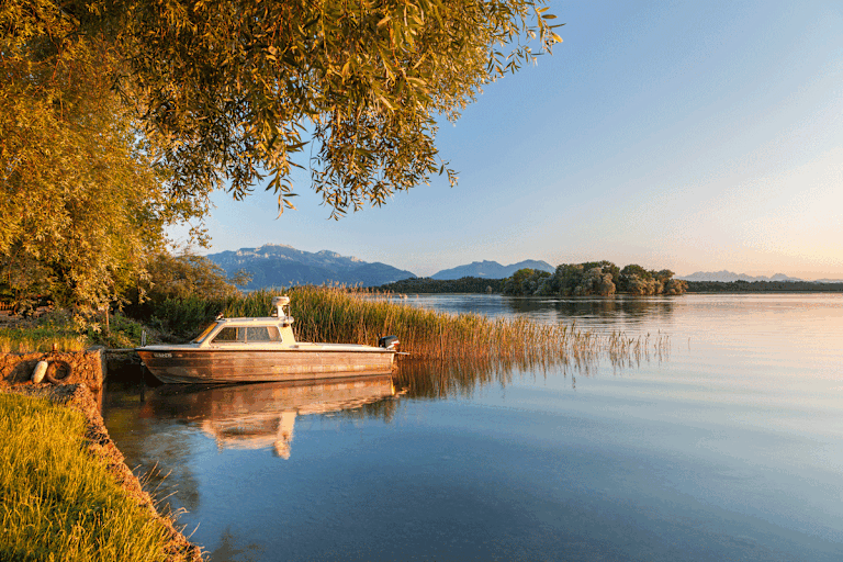 Campen am bayerischen Chiemsee mit den Chiemgauer Alpen und der Fraueninsel im Hintergrund
