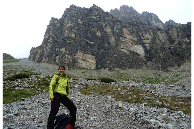 Alpin-Ökologin Christina Schwann in den Bergen