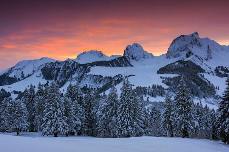 Bergpanorama im Berner Oberland mit der Gustispitze bzw. der Chrummfadenfluh