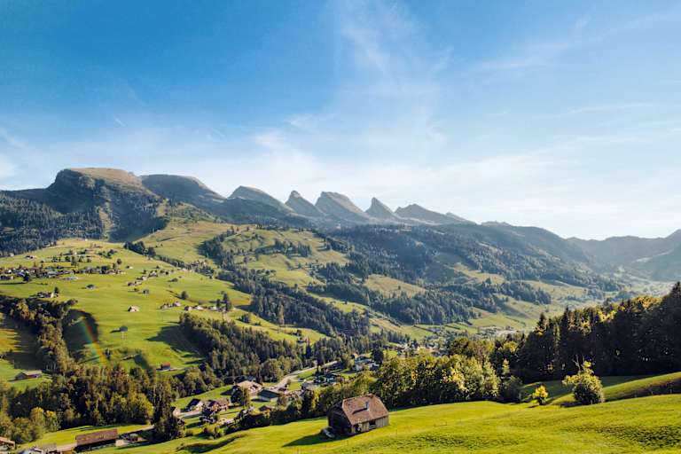 Die sieben Berge bei strahlendem Sonnenschein.