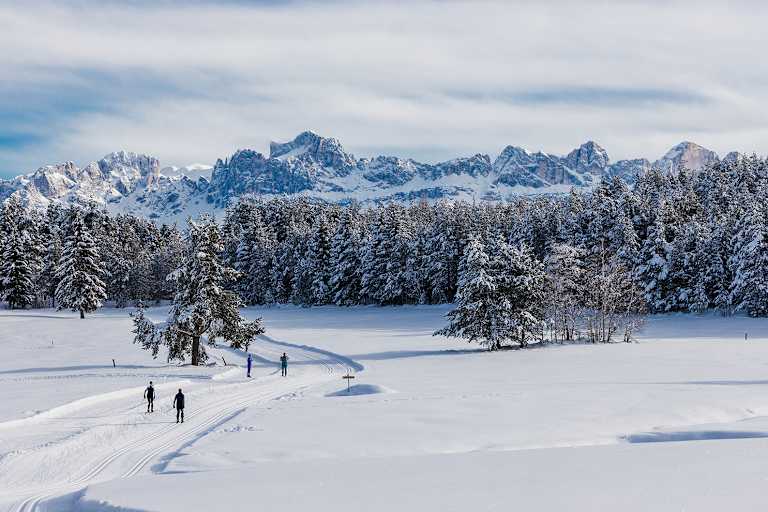 Auf den Loipen rund um die Region Eggental zeigt sich die Winterwelt von ihrer besten Seite.