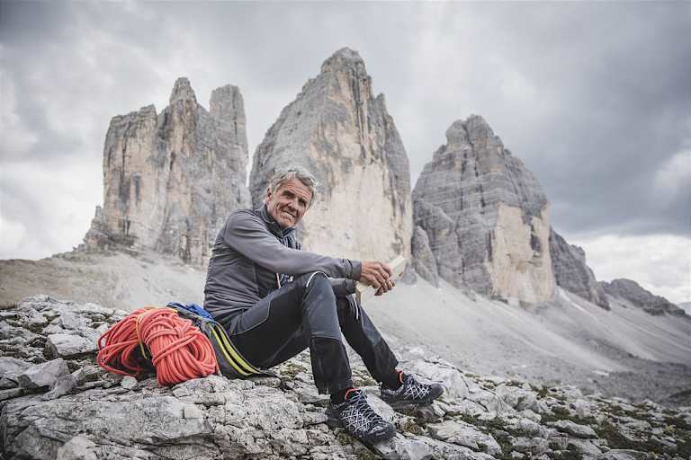 Peter Habeler vor den Drei Zinnen